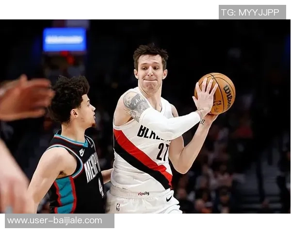 克雷伊奇初次亮相开拓者训练馆与新队友教练热情互动